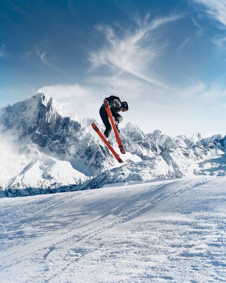 A skier does a trick in the air during his freestyle skiing lessons with the Skischule Innsbruck. 