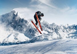 Ein Skifahrer macht während seinem Freestyle Skikurs mit der Skischule Innsbruck einen Trick in der Luft. 