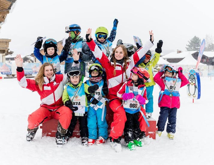 Foto van een groep kinderen tijdens hun skilessen (3-5 j.) voor beginners.