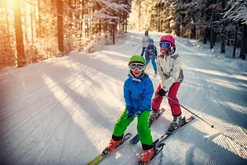 Kinderen racen de piste af tijdens de kinderskilessen voor beginners (vanaf 4 jaar) bij de skischool Edelweiss Alpine.