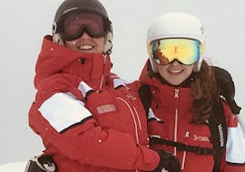 Een groep skiërs heeft plezier in de sneeuw tijdens de skilessen voor volwassenen voor gevorderden bij de Alpine Skischool Edelweiss.