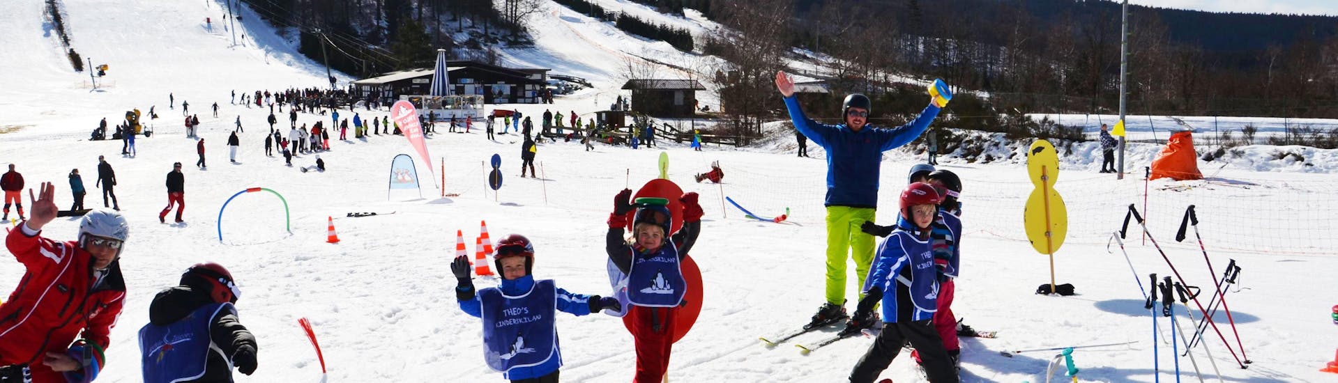 Een groep kinderen is een en al glimlach tijdens de Kids Skilessen (vanaf 5 jaar) voor alle niveaus bij de Skischule Sahnehang.