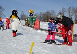 Ein Skilehrer von der Skischule Sahnhang zeigt einem kleinen Skifahrer während seinem Skikurs für Kinder und Jugendliche ab 5 Jahren für alle Levels Übungen.