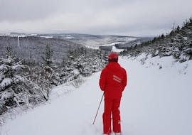 Ein Skilehrer von der Skischule Sahneberg genießt während einem privaten Skikurs für Erwachsene für alle Levels die frische Luft und Aussicht.