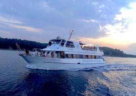Balade en bateau au coucher du soleil autour de Pula et Brijuni avec dîner avec Pula Boat Tours-Adventures.