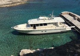 Foto van de jacht in de baai tijdens de privé boottour met Lunch op Thirasia eiland met Spiridakos Sailing Cruises Santorini.