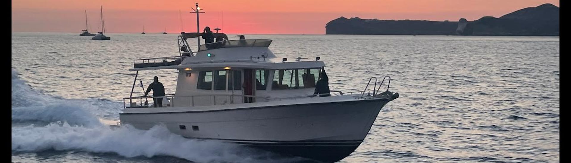 Gita in barca privata con Targa Motor Yacht intorno all'isola di Thirasia con BBQ e transfer.