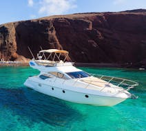 Bild der Yacht während der privaten Motorbootfahrt mit Mittagessen auf der Insel Thirasia mit Spiridakos Sailing Cruises Santorini.
