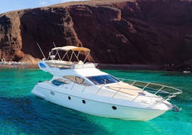Afbeelding van de jacht tijdens de privé motorjacht cruise met lunch op Thirasia eiland met Spiridakos Sailing Cruises Santorini.