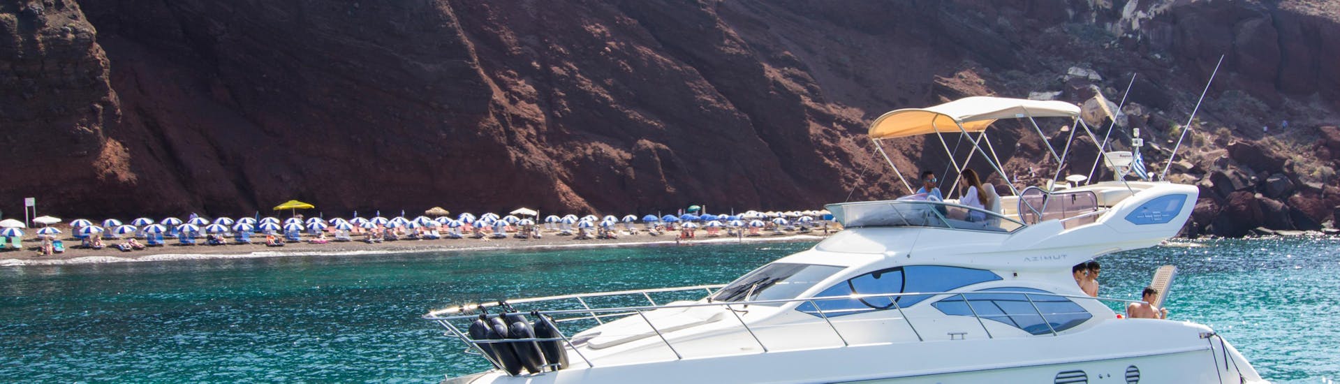 Foto des Bootes während der privaten Motoryachtfahrt mit Mittagessen auf der Insel Thirasia mit Spiridakos Sailing Cruises Santorini.
