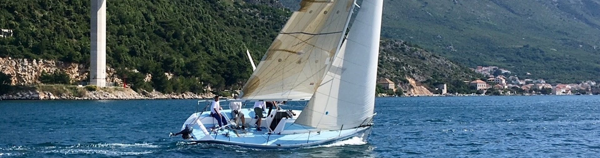 La nostra barca a vela in acqua durante una gita privata intorno alle isole Elafiti da Dubrovnik con The Day Sail Croatia.