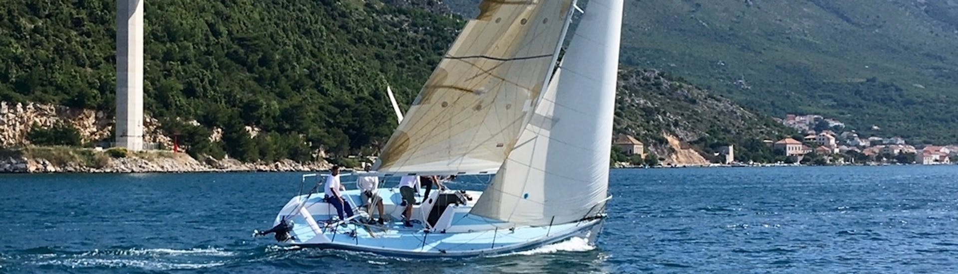 Notre voilier dans l'eau pendant une excursion privée en bateau autour des îles Elaphiti au départ de Dubrovnik avec The Day Sail Croatia.
