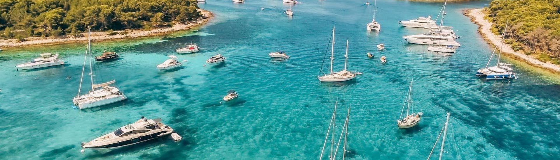 Yates en la bahía en el paseo privado en yate de vela de día completo en el archipiélago de Zadar The Day Sail.