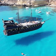 Galleon Adriana durante el viaje en barco en galeón pirata en Lampedusa, visto desde arriba.