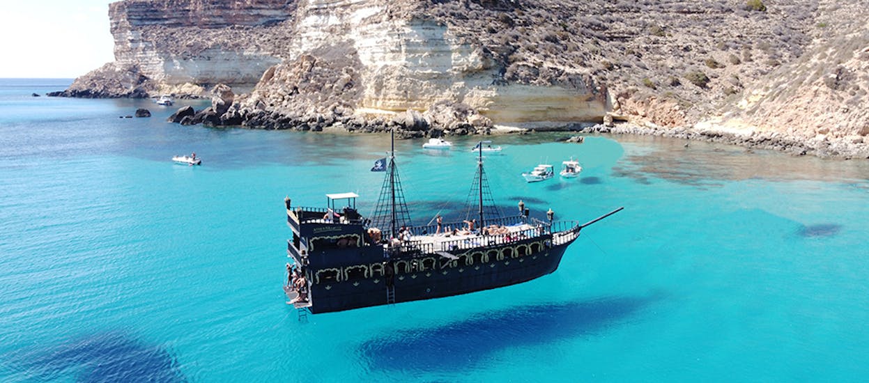 Uitzicht op Galleon Adriana van bovenaf gezien tijdens een boottocht op een piratengaljoen in Lampedusa.