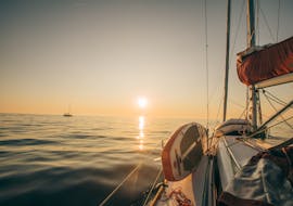 Yacht während der privaten romantischen Sonnenuntergang Segeln Reise in Zadar The Day Sail.