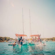 Paseo privado de día completo en barco desde Hvar a las islas Pakleni y las Rocas Rojas con The Day Sail - Dalmatia.
