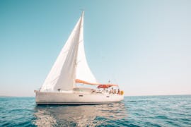 Le yacht pendant la balade privée d'une demi-journée à la voile vers les îles Pakleni au départ de Hvar, organisée par The Day Sail Cover.