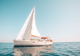 Lo yacht durante la gita privata in barca a vela di mezza giornata alle isole Pakleni da Hvar, organizzata da The Day Sail Cover.