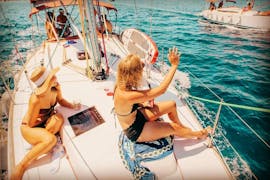 Gäste entspannen sich an Deck während des halbtägigen Segelausflugs zu den Pakleni-Inseln von Hvar aus, der von The Day Sail veranstaltet wird