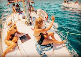Gli ospiti si rilassano sul ponte durante la gita in barca a vela di mezza giornata alle isole Pakleni da Hvar, organizzata da The Day Sail.
