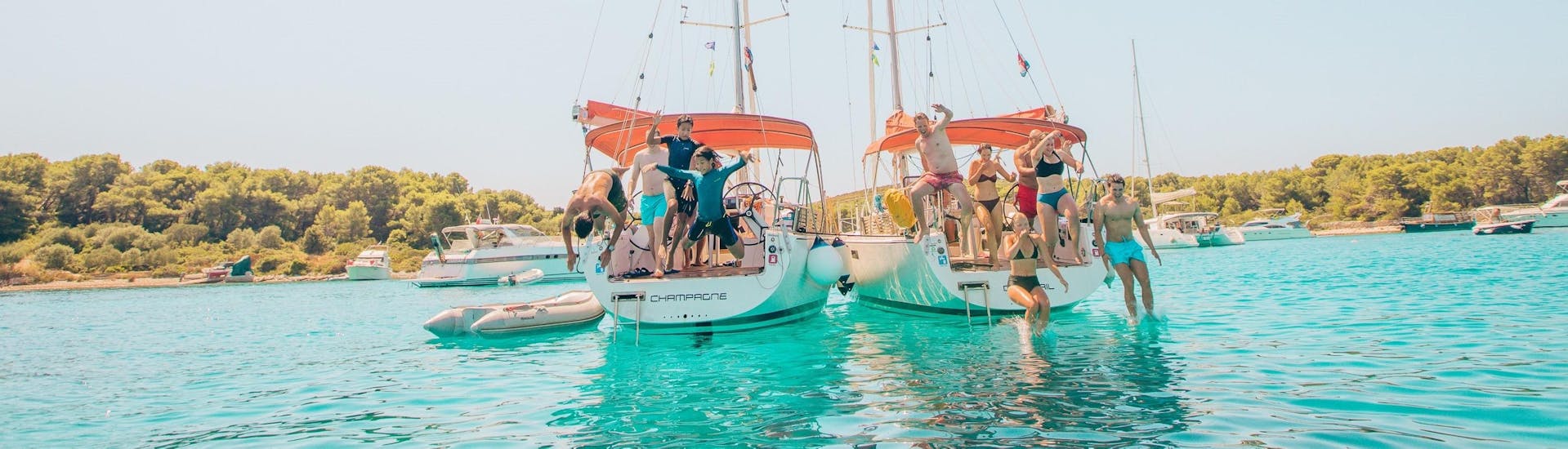 Zwei Yachten ankerten während des halbtägigen Segeltrips zu den Pakleni-Inseln von Hvar aus, veranstaltet von The Day Sail