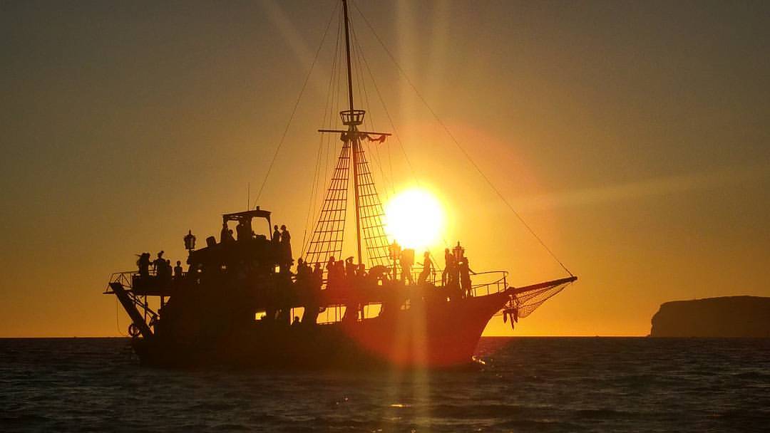 Giro in barca al tramonto a Lampedusa con avvistamento delfini con Galeone Adriana Lampedusa.