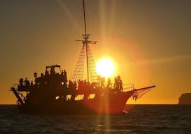 Le Galion Adriana navigue pendant une balade en bateau au coucher du soleil à Lampedusa avec observation des dauphins.