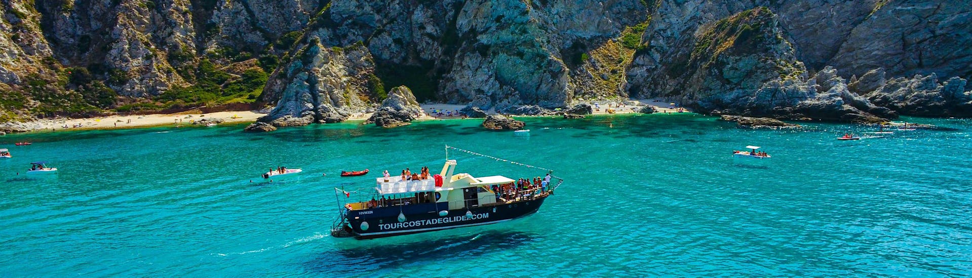 Paseo en barco al atardecer desde Tropea a Baia di Riaci y Capo Vaticano.
