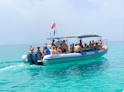 Personas en una lancha RIB de TropeaSub durante paseo en barco desde Tropea a Capo Vaticano.
