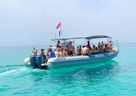 Mensen op opblaasbare boot van TropeaSub tijdens boottocht van Tropea naar Capo Vaticano.
