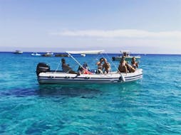 mensen op boot tijdens privé-boottocht van Tropea naar Capo Vaticano met snorkelen met Tropeasub.