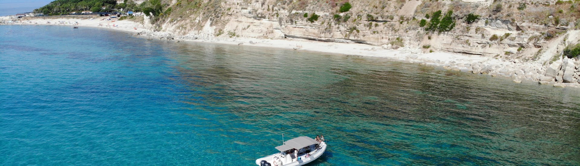 Barco de TropeaSub visto desde arriba durante el viaje en barco privado RIB de Tropea a Capo Vaticano con snorkel.