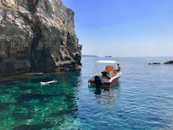 La barca durante la gita privata di mezza giornata da Dubrovnik alle Isole Elafiti organizzata da Snooky Tours Dubrovnik.