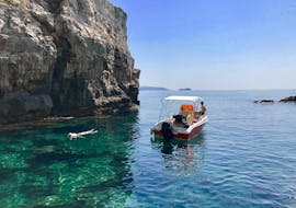 De boot tijdens de privé boottocht van een halve dag van Dubrovnik naar de Elaphiti eilanden georganiseerd Snooky Tours Dubrovnik