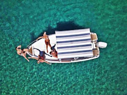 Gäste auf dem Boot während der privaten ganztägigen Bootstour von Dubrovnik zu den Elaphiten-Inseln, veranstaltet von Snooky Tours Dubrovnik.