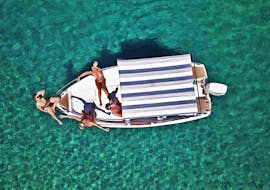 Invités sur le bateau lors de la balade privée d'une journée en bateau de Dubrovnik aux îles Élaphites organisée par Snooky Tours Dubrovnik.