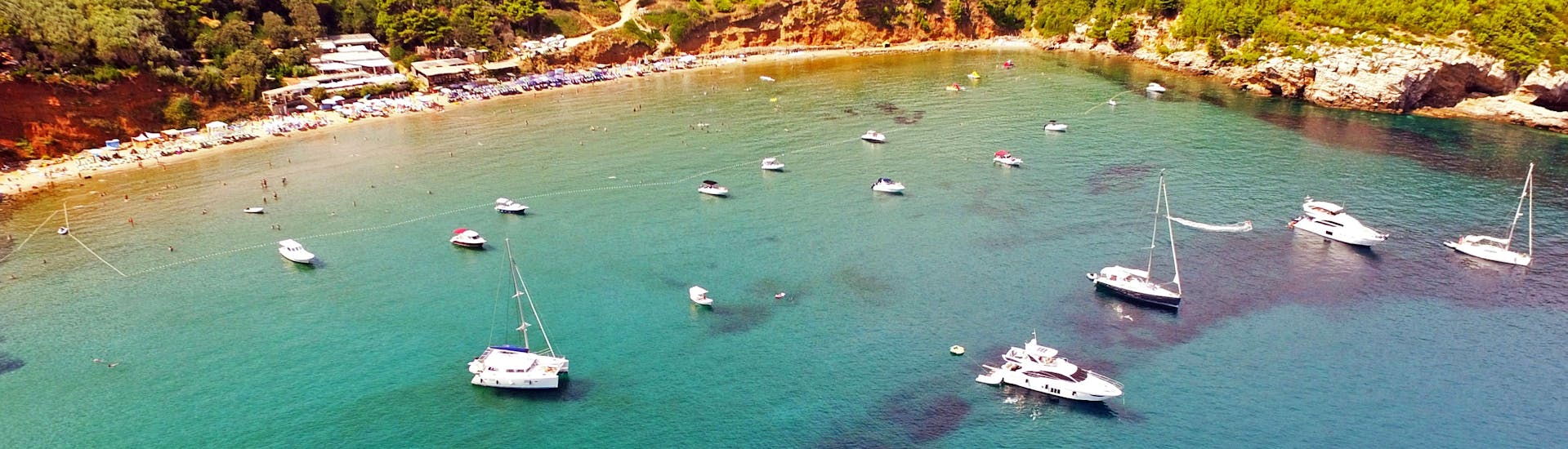 Vista della baia durante il tour privato in barca di un'intera giornata da Dubrovnik alle Isole Elafiti organizzato da Snooky Tours Dubrovnik.