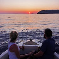 Koppel kijkend naar de zonsondergang tijdens de privé cruise bij zonsondergang van Dubrovnik naar Daska Eiland georganiseerd door Snooky Tours Dubrovnik.