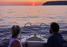 Ein Paar betrachtet den Sonnenuntergang während der privaten Sonnenuntergangs-Kreuzfahrt von Dubrovnik zur Insel Daska, veranstaltet von Snooky Tours Dubrovnik.