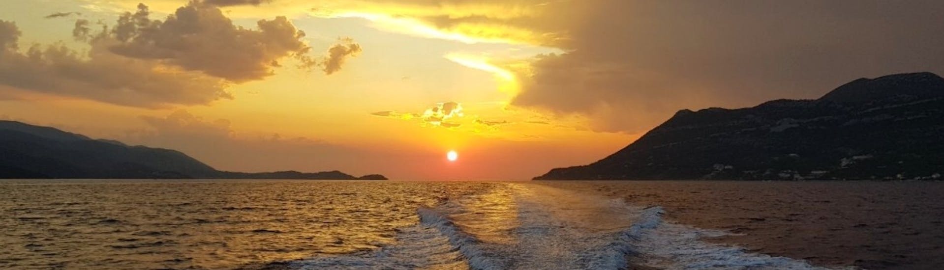 Sonnenuntergang während der privaten Sonnenuntergangs-Kreuzfahrt von Dubrovnik zur Insel Daska, veranstaltet von Snooky Tours Dubrovnik.