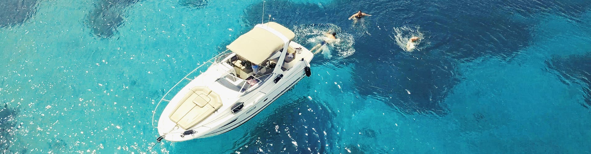 Barca nelle acque limpide durante la gita privata di mezza giornata con una barca a motore di lusso alle isole Elafiti da Dubrovnik organizzata da Snooky Tours Dubrovnik.