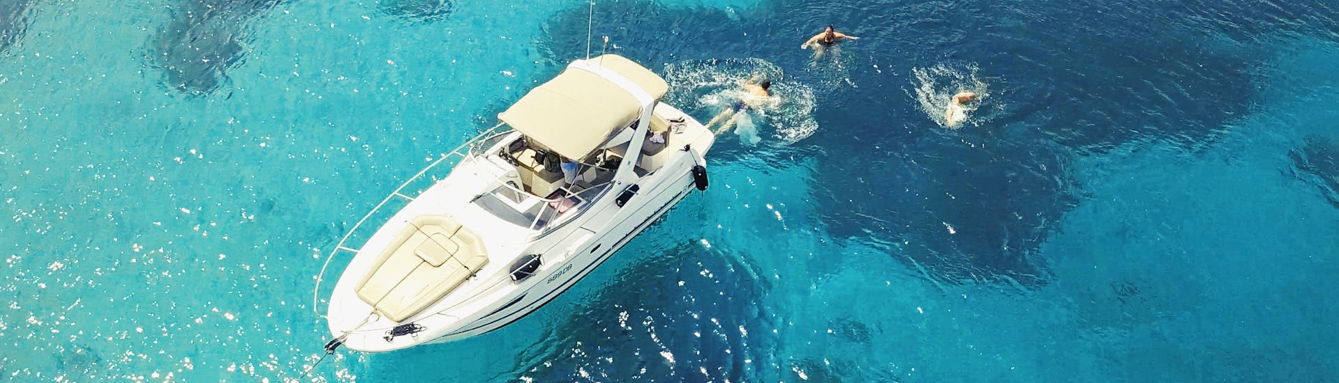 Boot auf klarem Wasser während der privaten Halbtagestour mit einem luxuriösen Motorboot zu den Elaphiti-Inseln von Dubrovnik aus, veranstaltet von Snooky Tours Dubrovnik.
