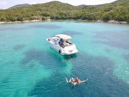 Bateau sur l'eau cristalline pendant la demi-journée d'une balade privée avec un bateau à moteur de luxe vers les îles Élaphites au départ de Dubrovnik organisé par Snooky Tours Dubrovnik.