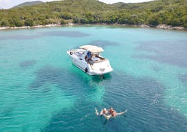 Barco en la bahía durante el tour privado de medio día con una lancha motora de lujo a las islas Elaphiti, desde Dubrovnik, organizado por Snooky Tours Dubrovnik.