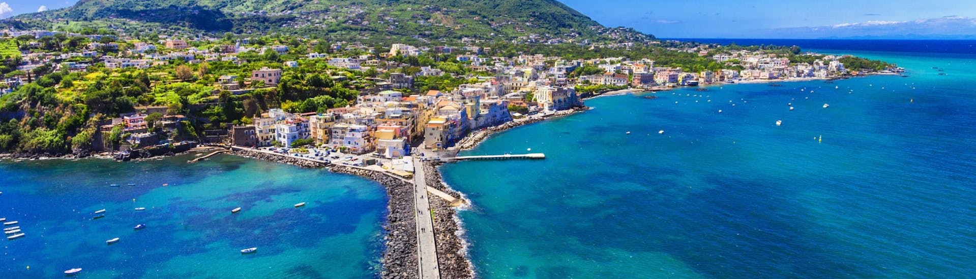 Alle deelnemers aan onze boottocht van Ischia naar Procida kunnen per boot genieten van dit prachtige uitzicht op Ischia.