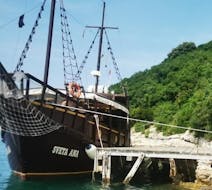 Barco pirata anclado durante el paseo en barco al fiordo Lim con parada para nadar organizada por Santa Ana Vrsar.