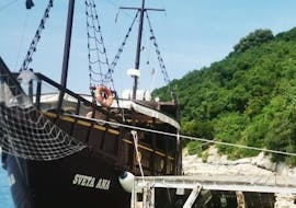 Das Piratenschiff ankert während der Bootsfahrt zum Lim-Fjord mit Badestopp, die von Santa Ana Vrsar veranstaltet wird.