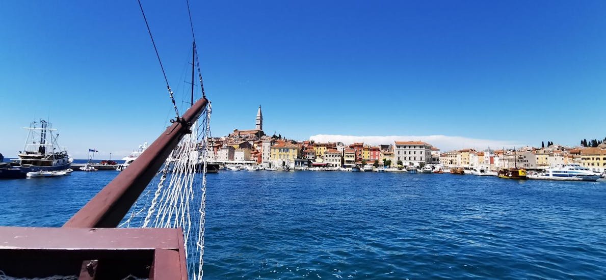 UItzicht vanaf het schip tijdens de boottocht naar Rovinj en Lim Fjord vanuit Vrsar georganiseerd door Santa Ana Vrsar.