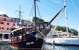 Bateau pirate dans le port pendant l'excursion en bateau vers Rovinj et le fjord de Lim au départ de Vrsar, organisée par Santa Ana Vrsar.